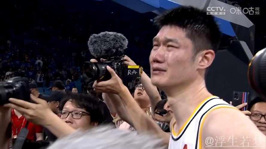 胡金秋率队夺冠后热泪盈眶，回顾CBA感人瞬间